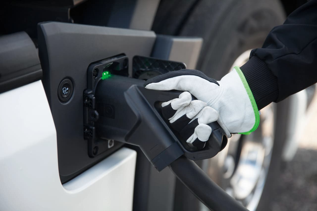 Electric vehicle charging station