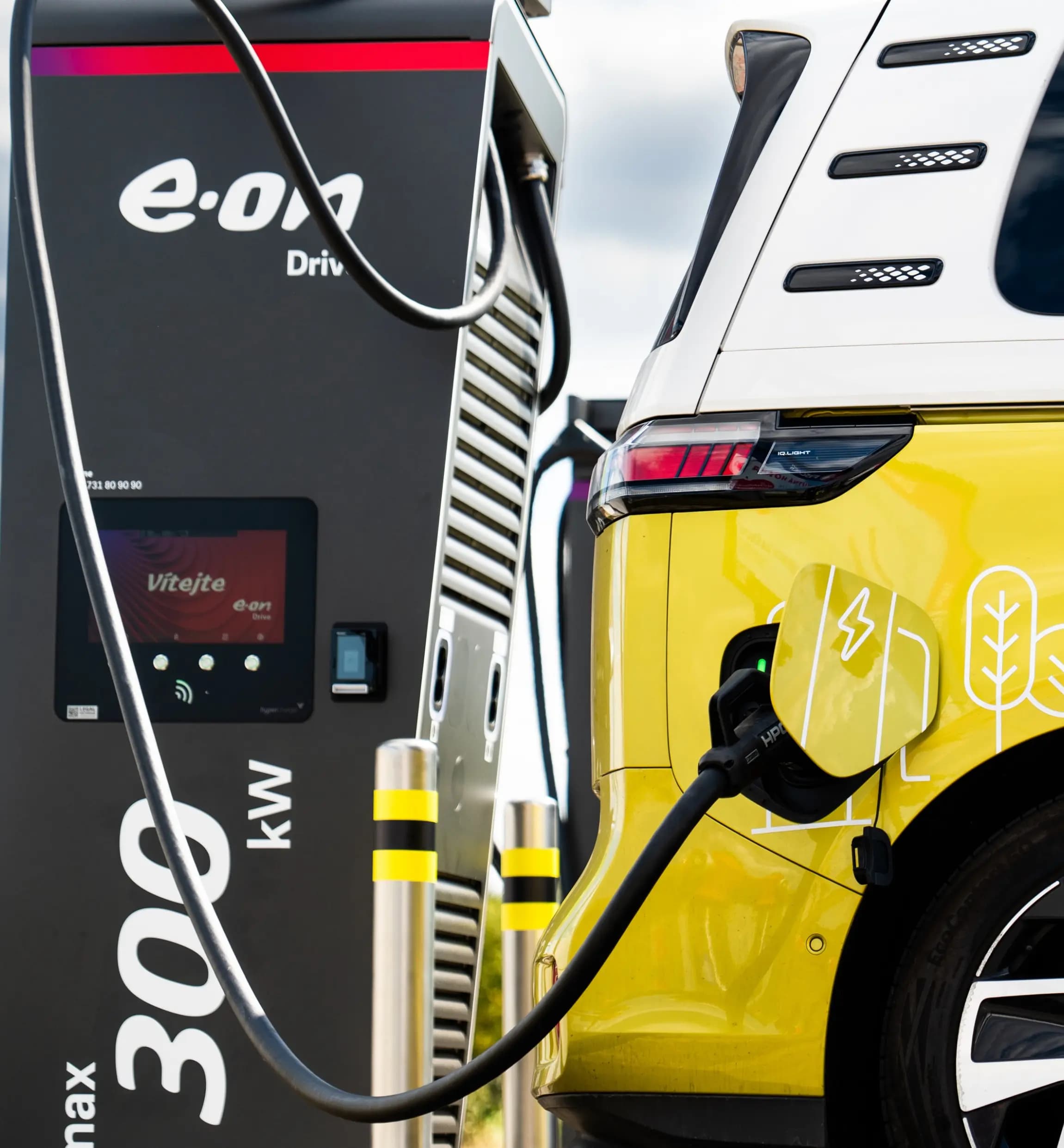 Advertising screen types at EV charging stations